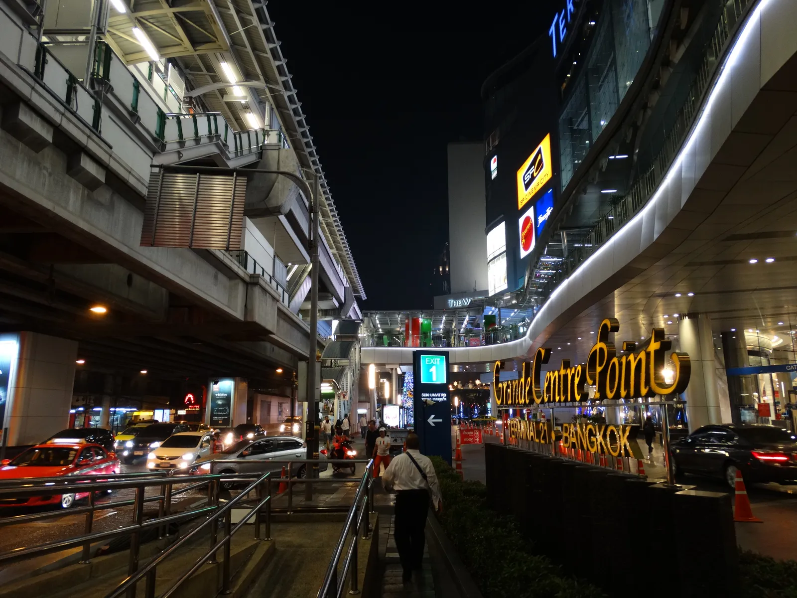 Traffic and lights along Sukhumvit Road at night
